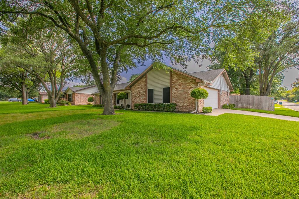 241 Travis Lane Hewitt, TX 76643 - Photo 2 of 26