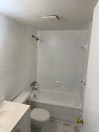 $1,800 | 11 Southwest 52nd Avenue, Unit 1B, Miami, FL 33134