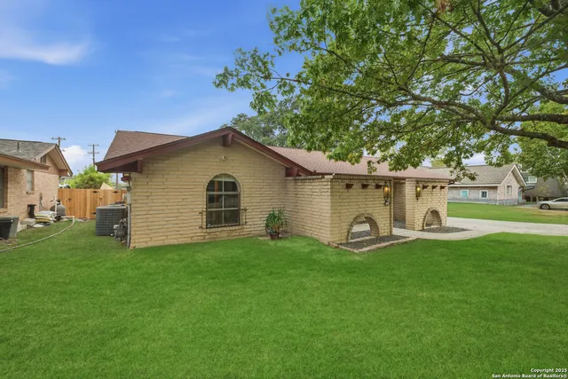 a view of a house with a yard
