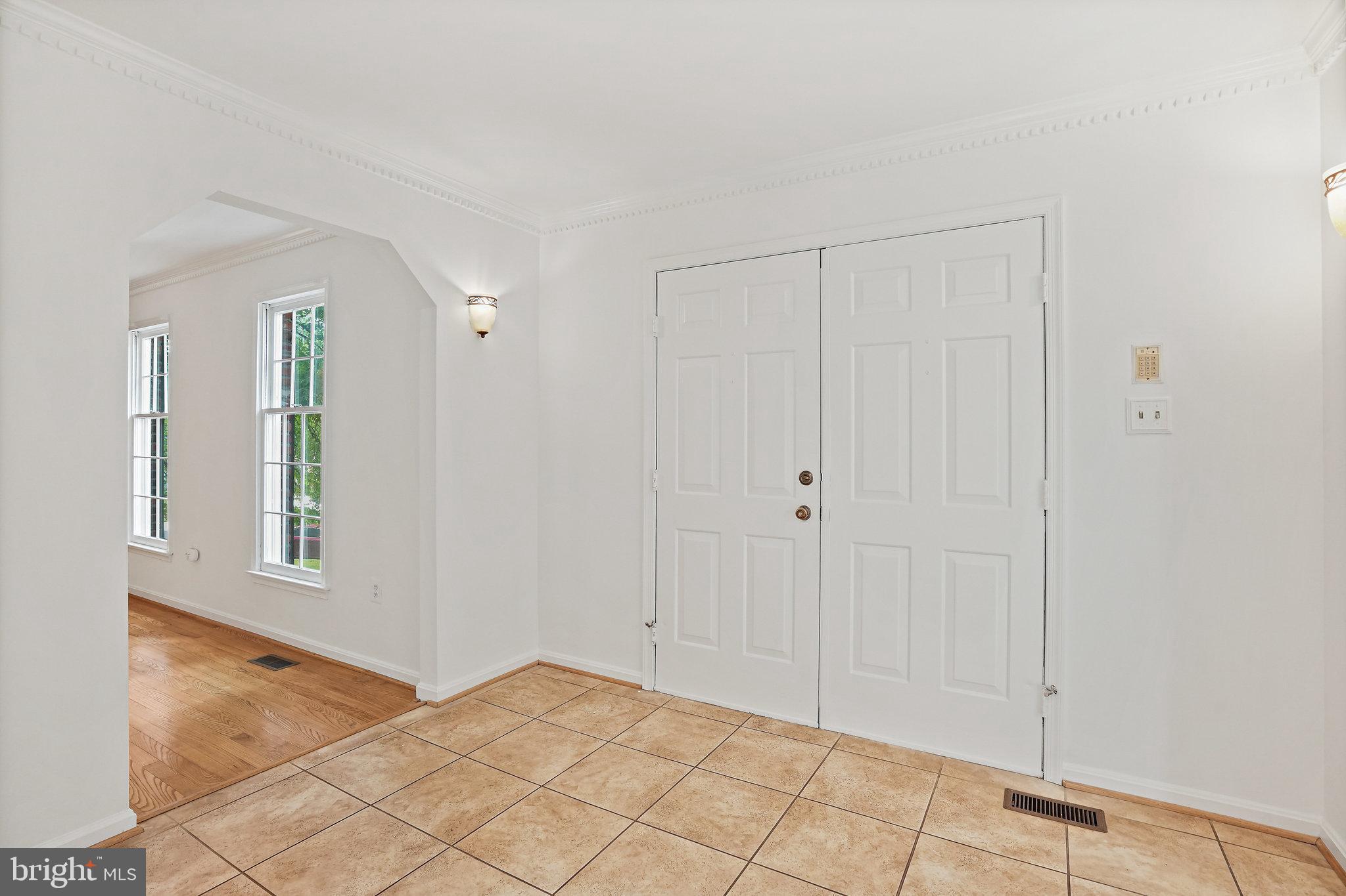 15515 Langside Street Silver Spring, MD 20905 - Photo 5 of 38 Foyer