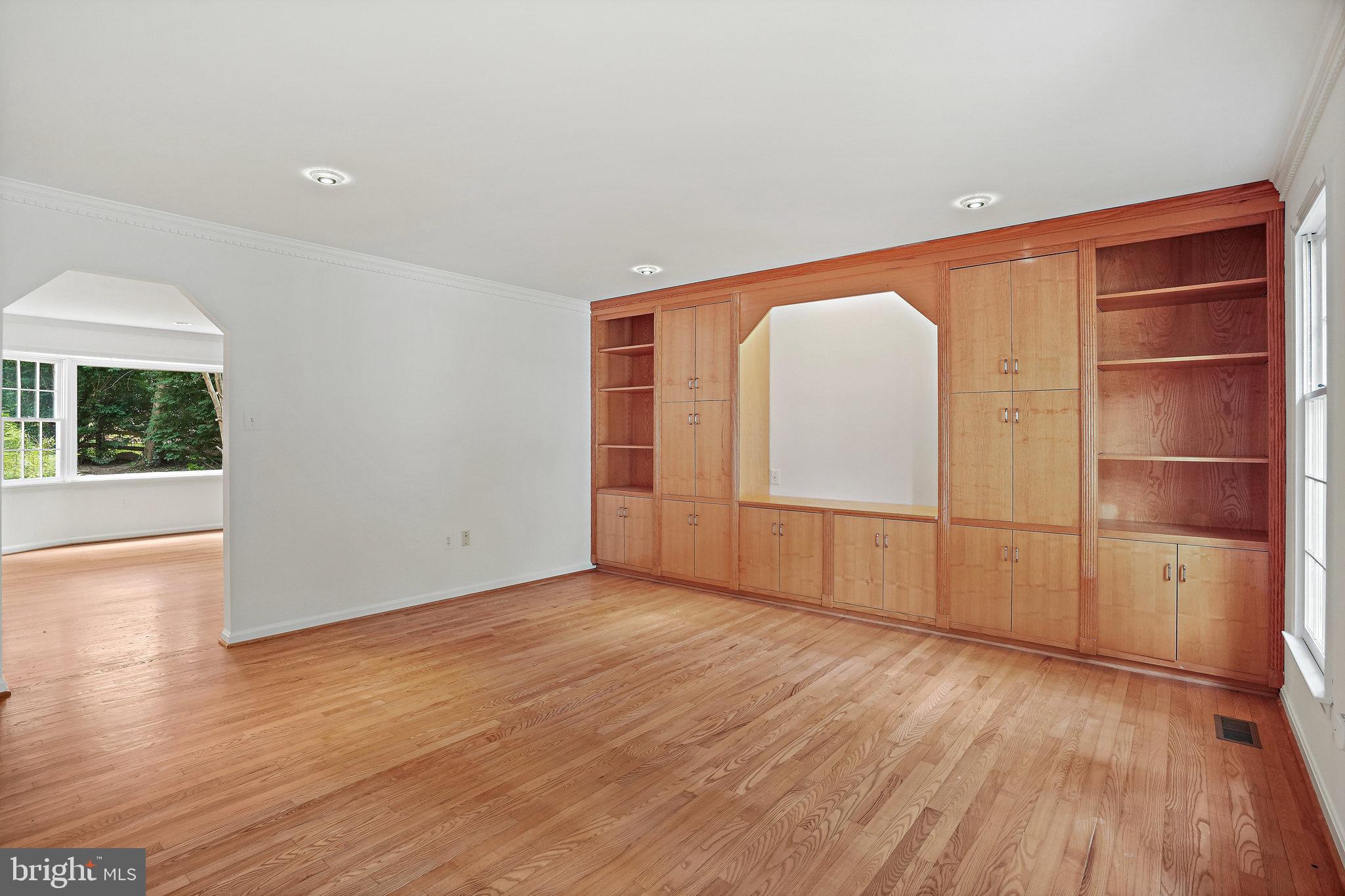 15515 Langside Street Silver Spring, MD 20905 - Photo 7 of 38 Living Room