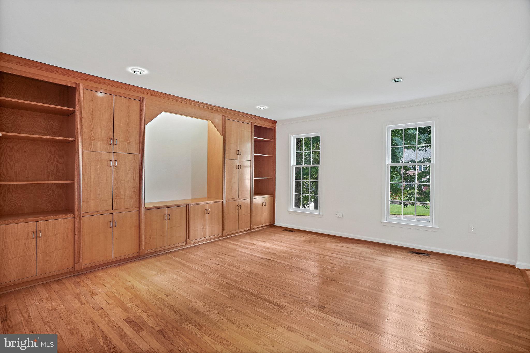 15515 Langside Street Silver Spring, MD 20905 - Photo 8 of 38 Built Ins