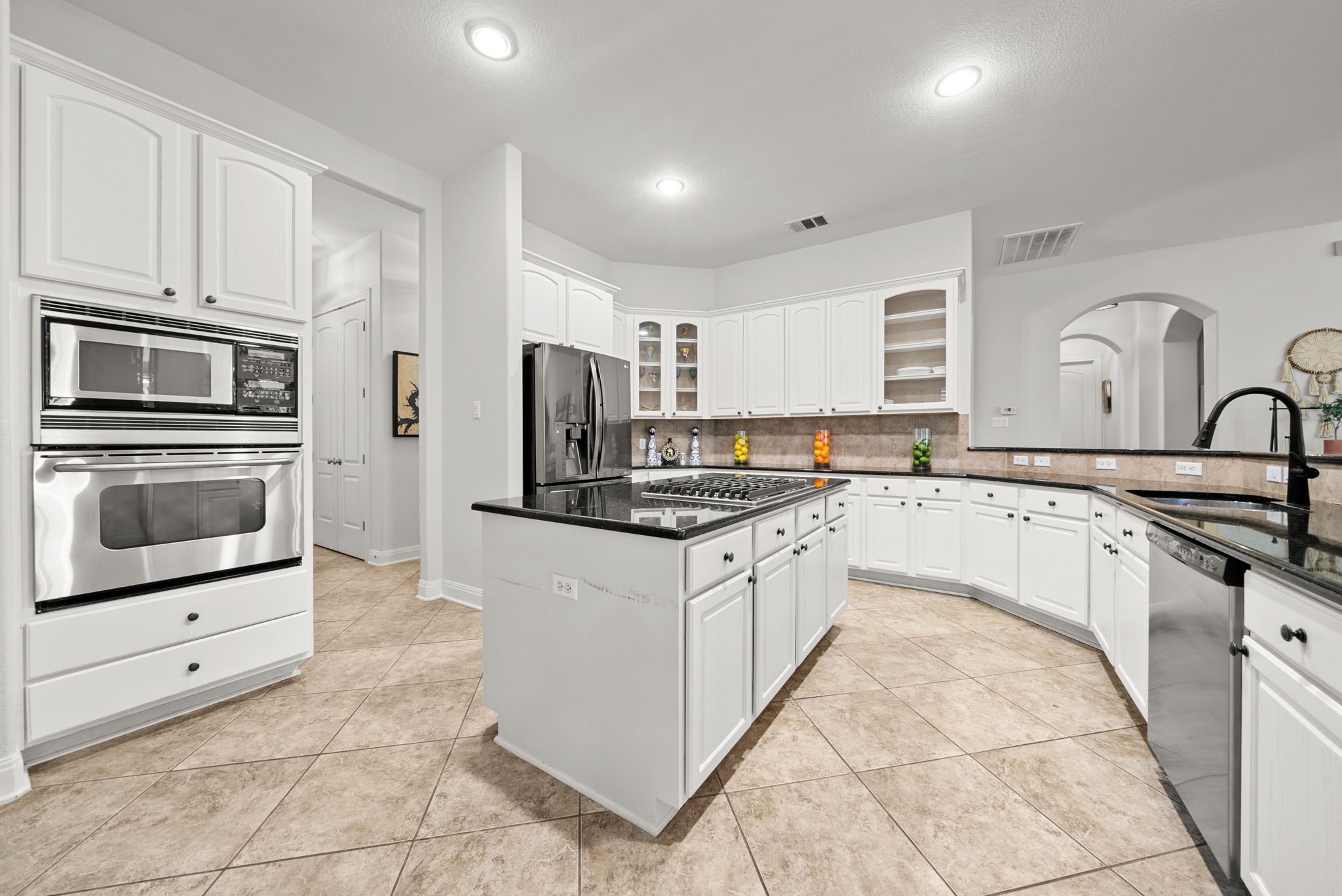122 Sebastians Run Austin, TX 78738 - Photo 4 of 39 Bright open kitchen with tons of storage