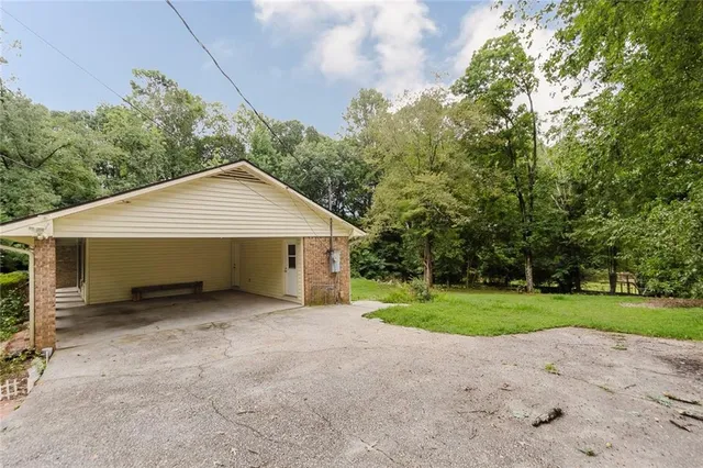 a view of a house with backyard and garden