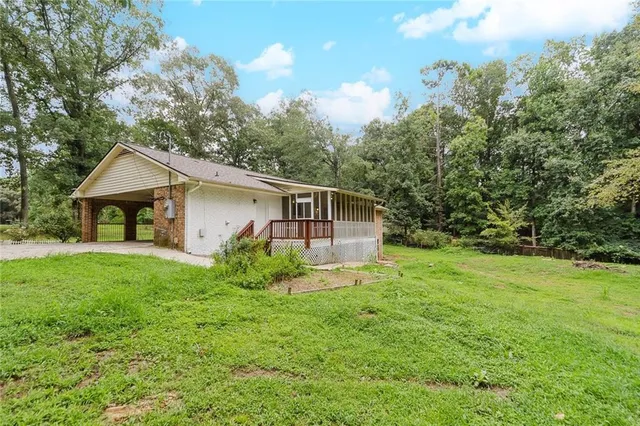 a view of a house with backyard and garden