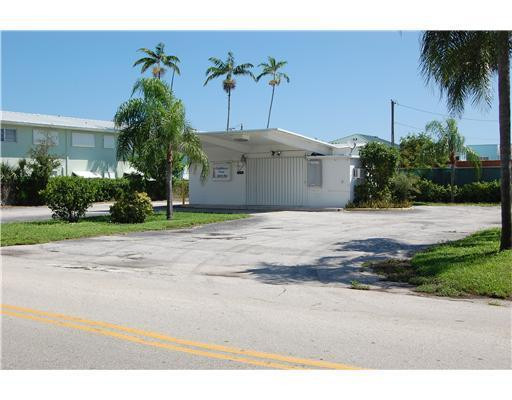 3670 Northeast 21st Way Lighthouse Point, FL 33064 - Photo 6 of 6 Exterior Front