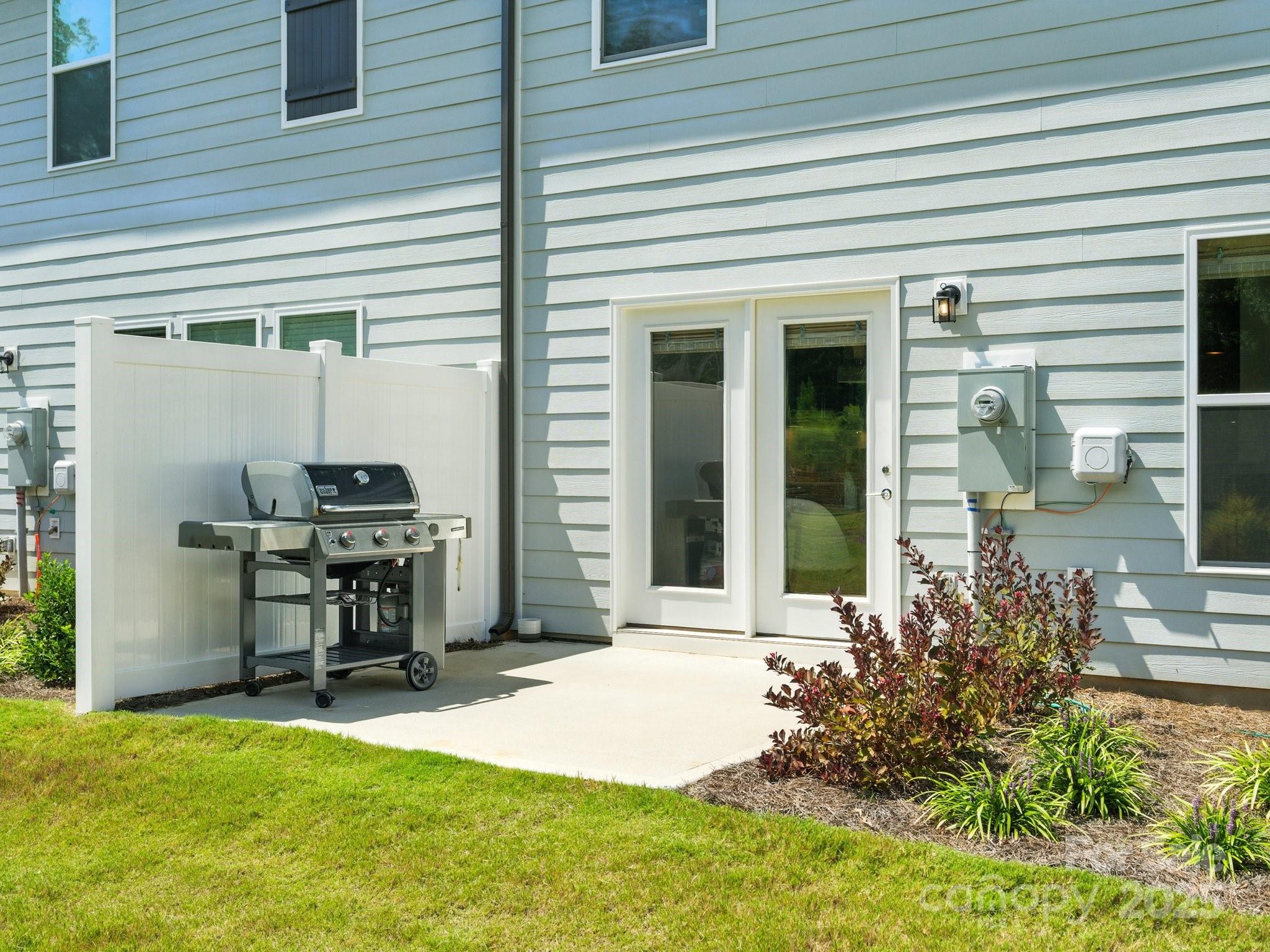 13156 Rover Street Charlotte, NC 28273 - Photo 27 of 37 a backyard of a house with table and chairs