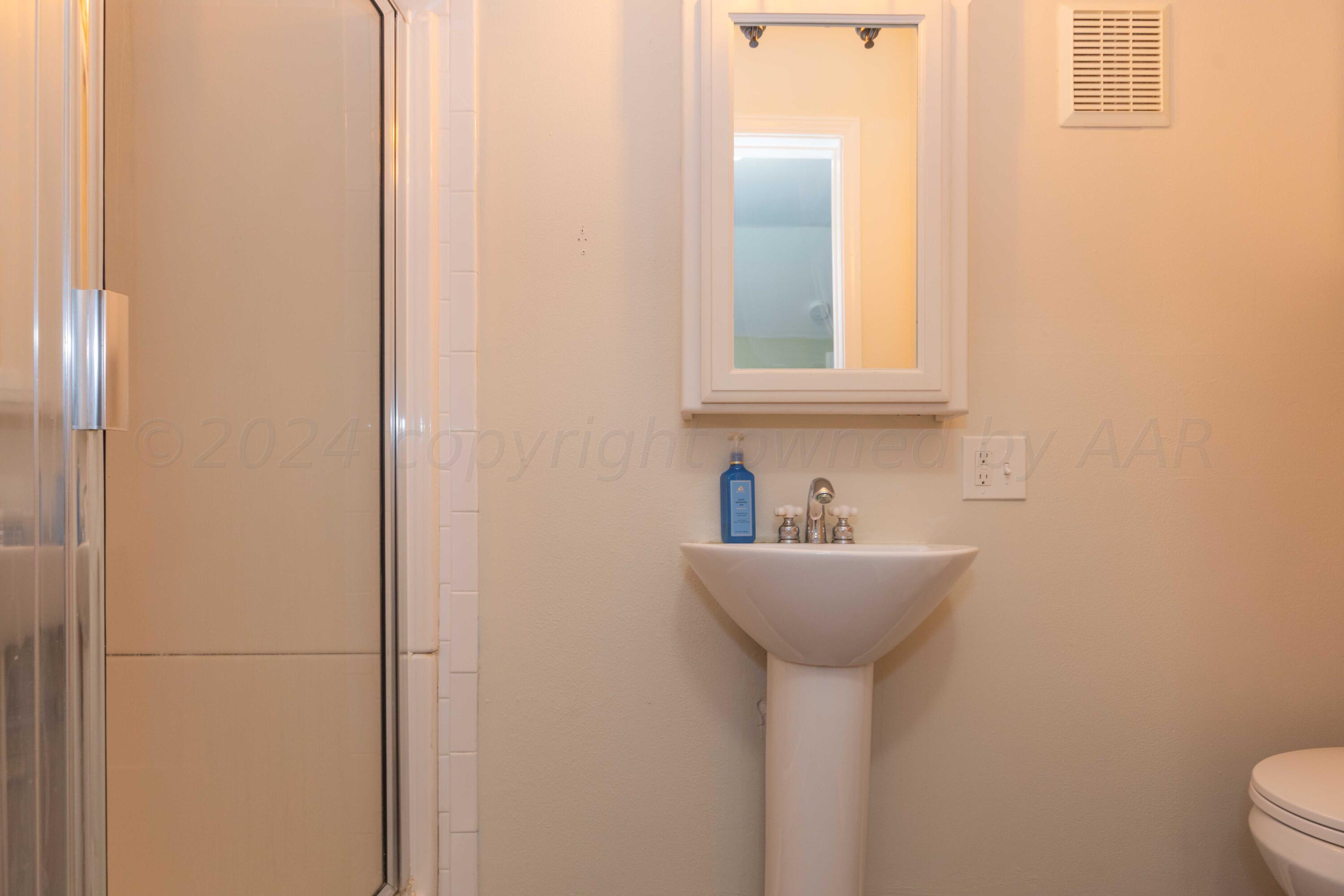 1007 South Alabama Street Amarillo, TX 79102 - Photo 33 of 55 a bathroom with a sink mirror and toilet
