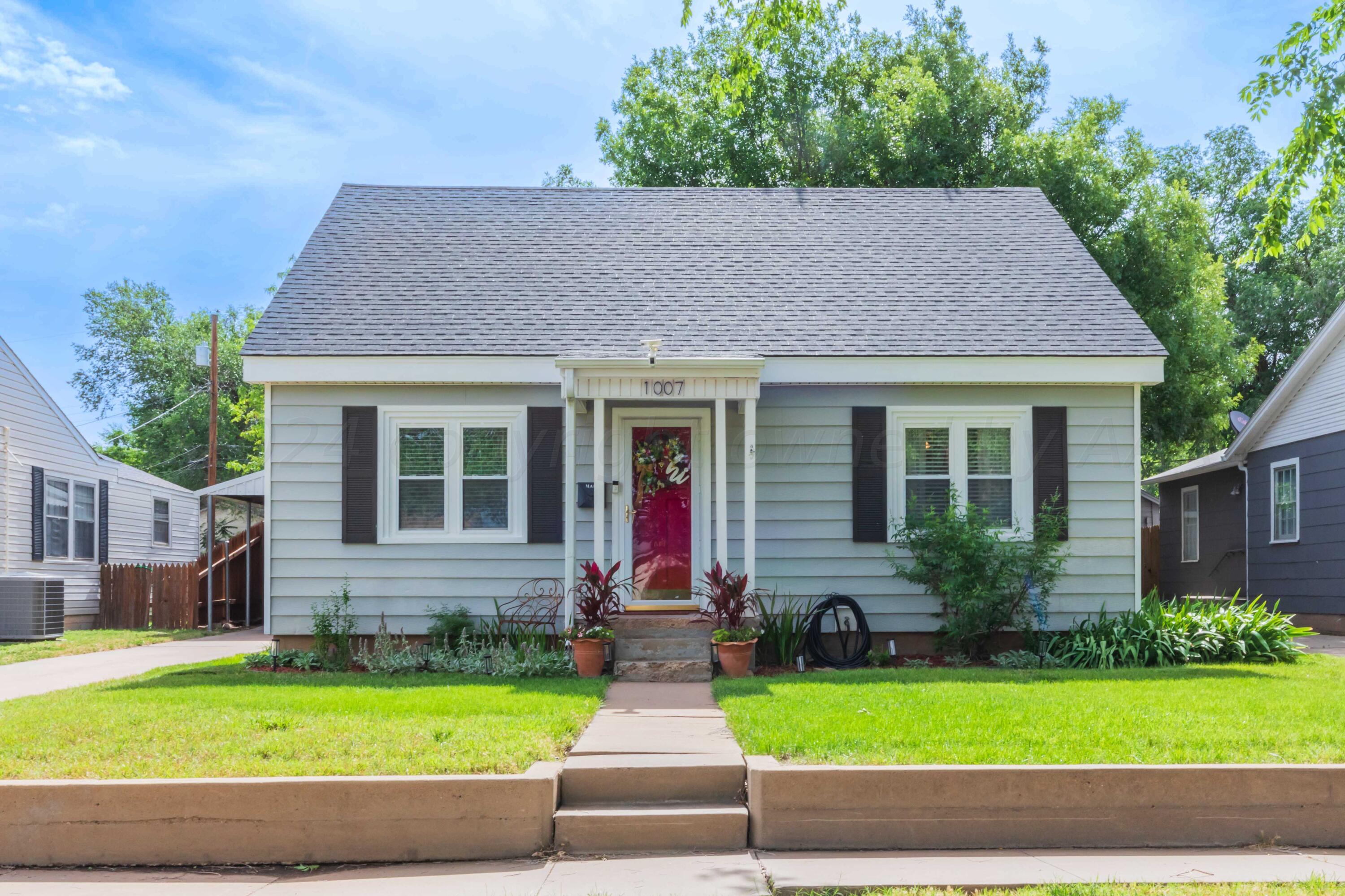 1007 South Alabama Street Amarillo, TX 79102 - Photo 4 of 55 a front view of house with yard and green space