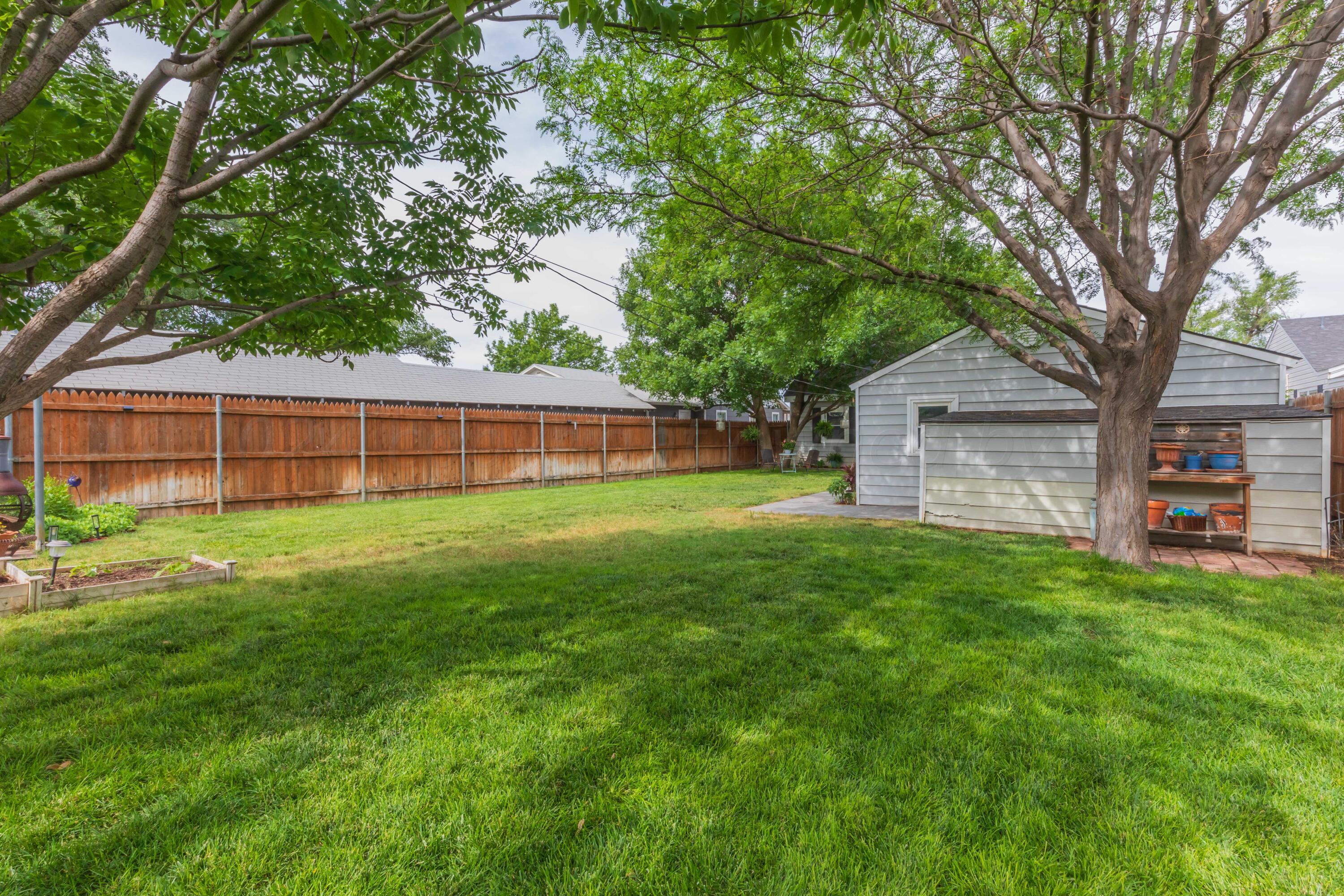 1007 South Alabama Street Amarillo, TX 79102 - Photo 48 of 55 a backyard of a house with plants and large tree