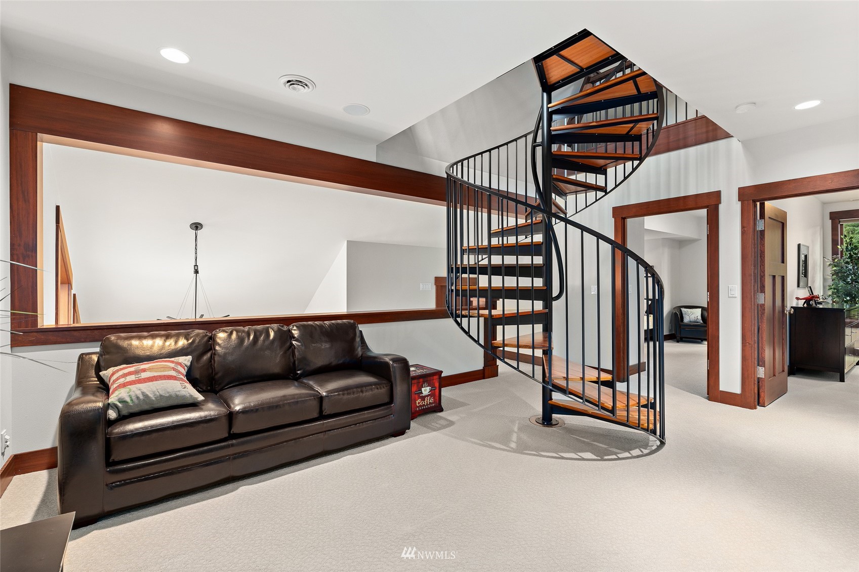 691 Kachess River Road Easton, WA 98925 - Photo 34 of 40 a living room with furniture