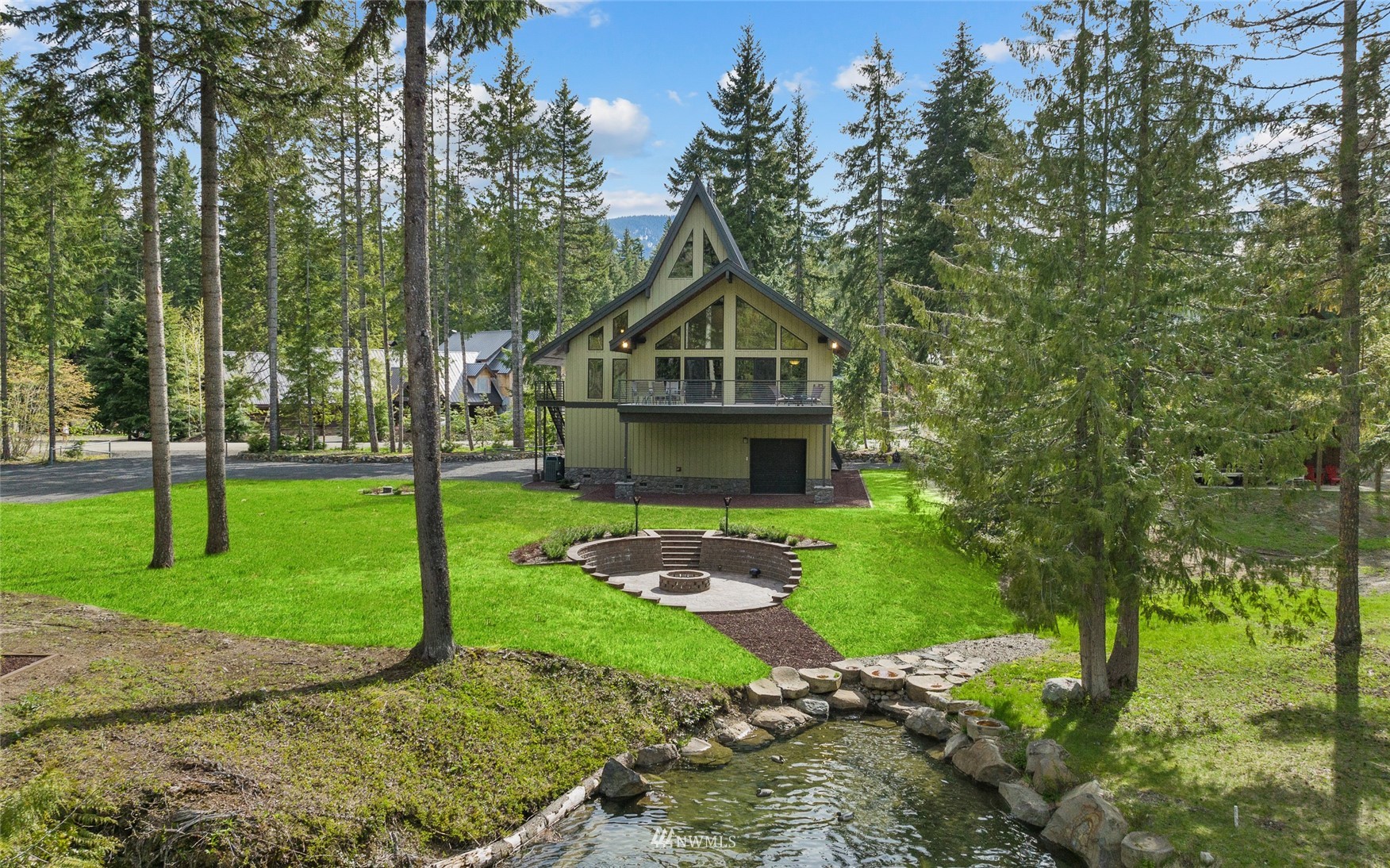 691 Kachess River Road Easton, WA 98925 - Photo 5 of 40 a front view of a house with garden