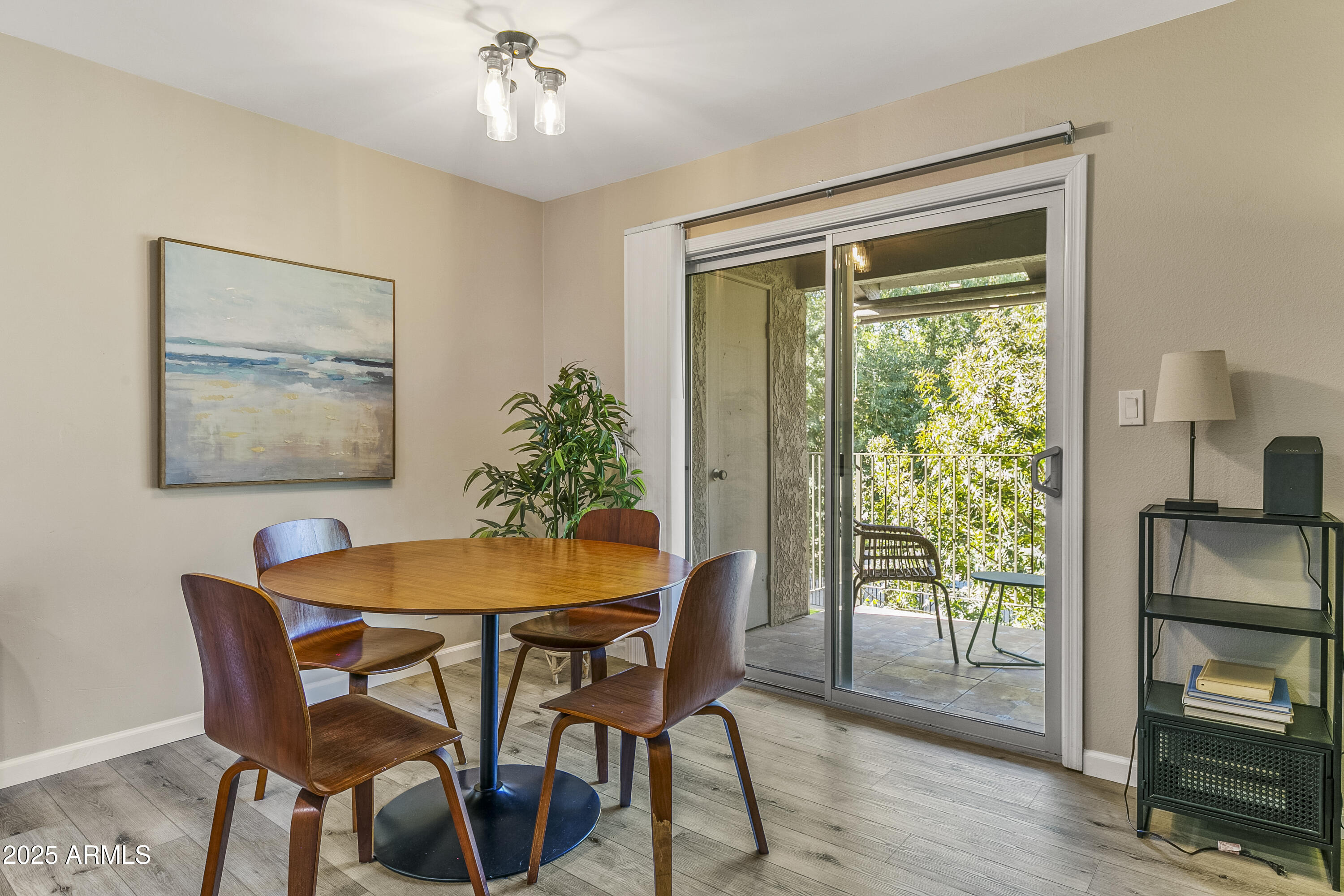 5525 East Thomas Road, Unit E12 Phoenix, AZ 85018 - Photo 5 of 21 5 - Dining Area