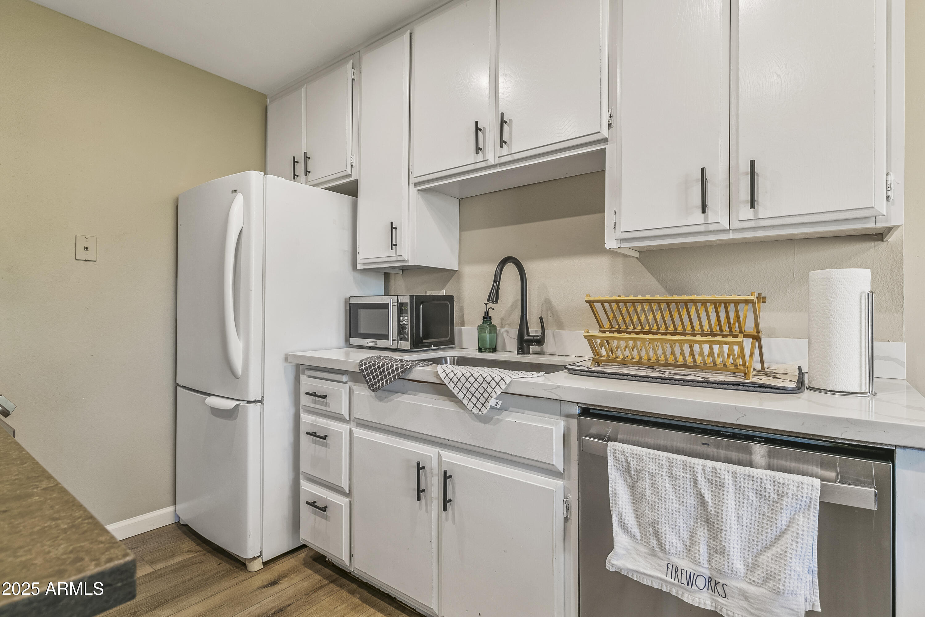 5525 East Thomas Road, Unit E12 Phoenix, AZ 85018 - Photo 6 of 21 6 - Kitchen