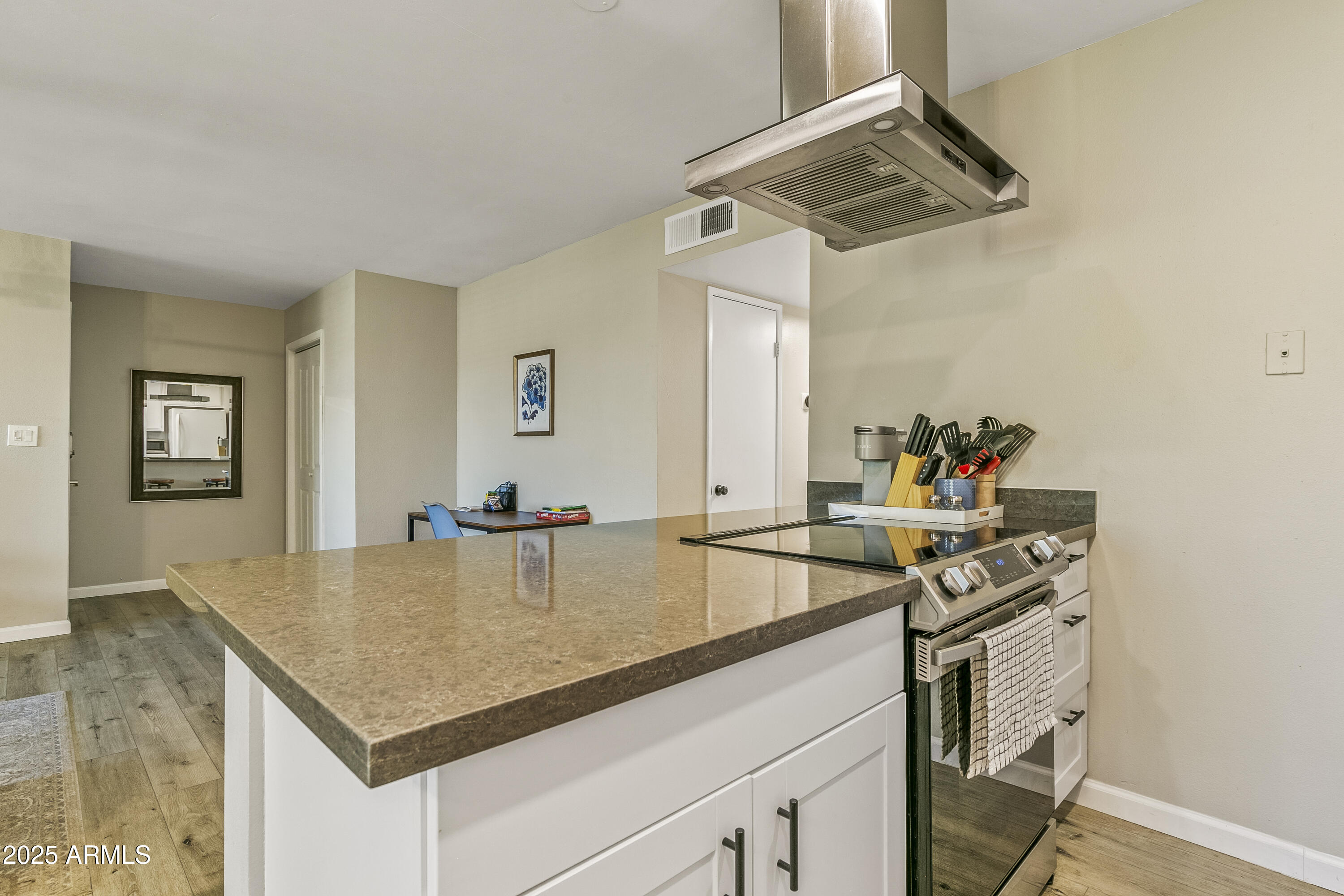 5525 East Thomas Road, Unit E12 Phoenix, AZ 85018 - Photo 8 of 21 8 - Kitchen