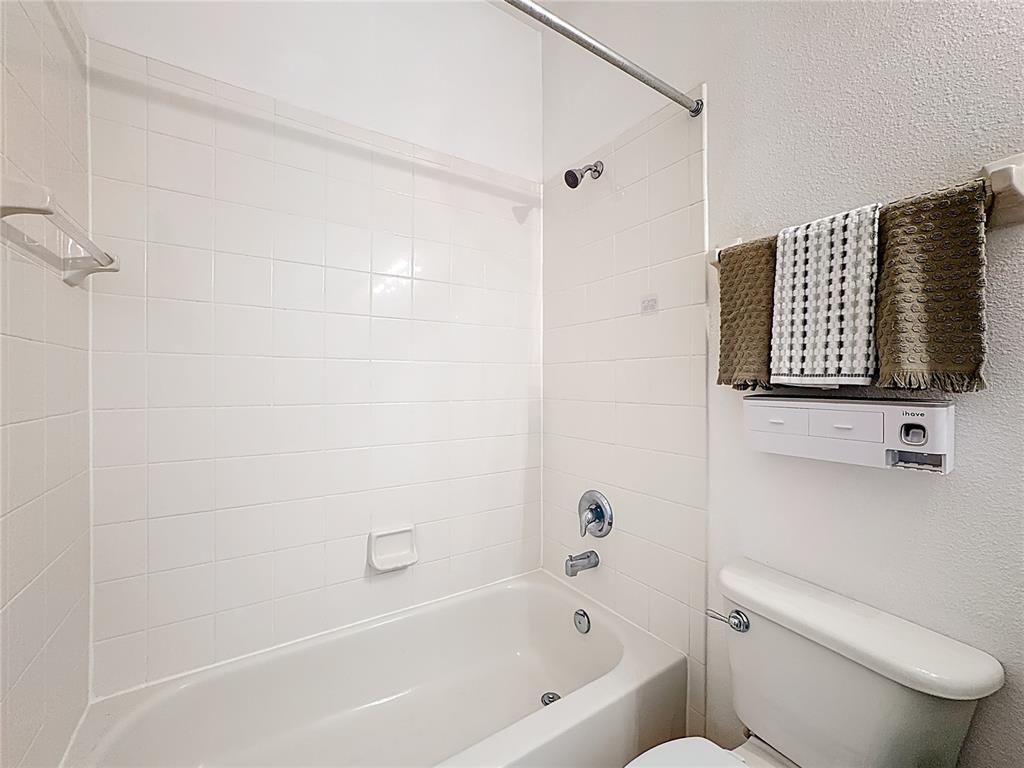 10300 Manderley Way, Unit 119 Orlando, FL 32829 - Photo 20 of 42 a bathroom with a toilet and a bathtub