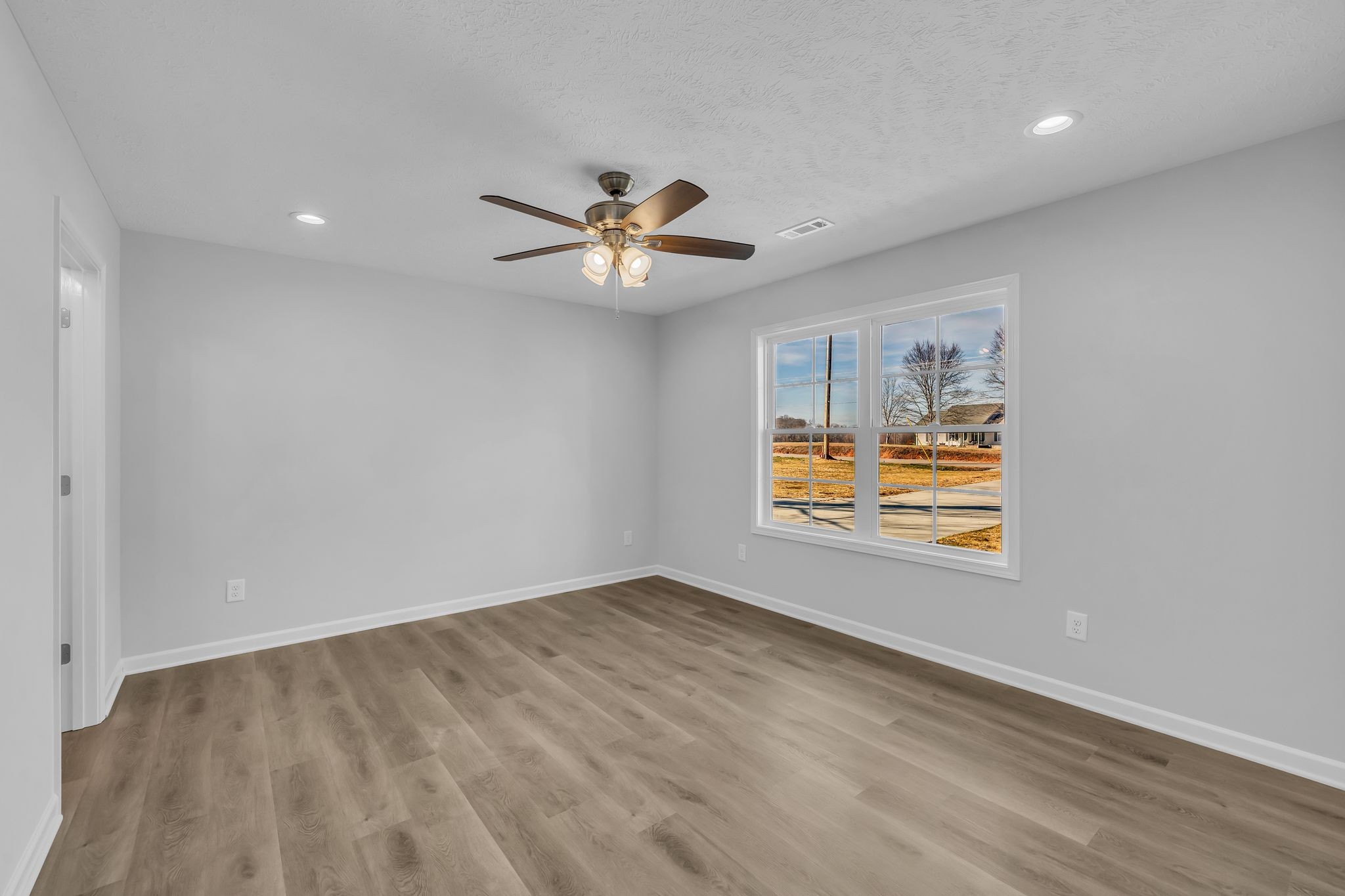638 Summitville Road Manchester, TN 37355 - Photo 15 of 33 an empty room with window and ceiling fan