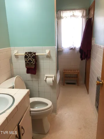 $325,000 | 512 Cloudland Drive, Roan Mountain, TN 37687