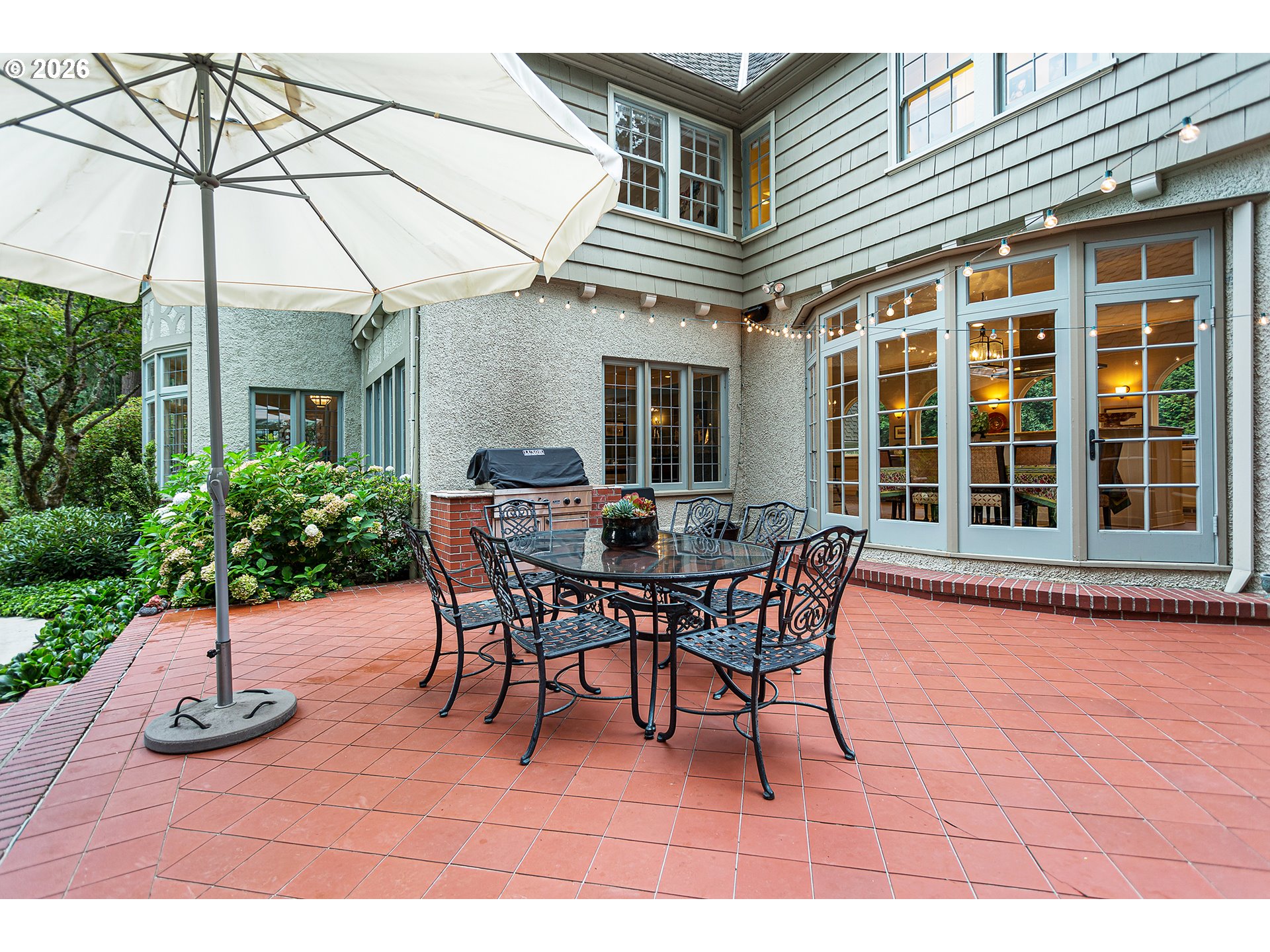 1905 South Greenwood Road Portland, OR 97219 - Photo 38 of 46 a view of a patio with table and chairs and potted plants