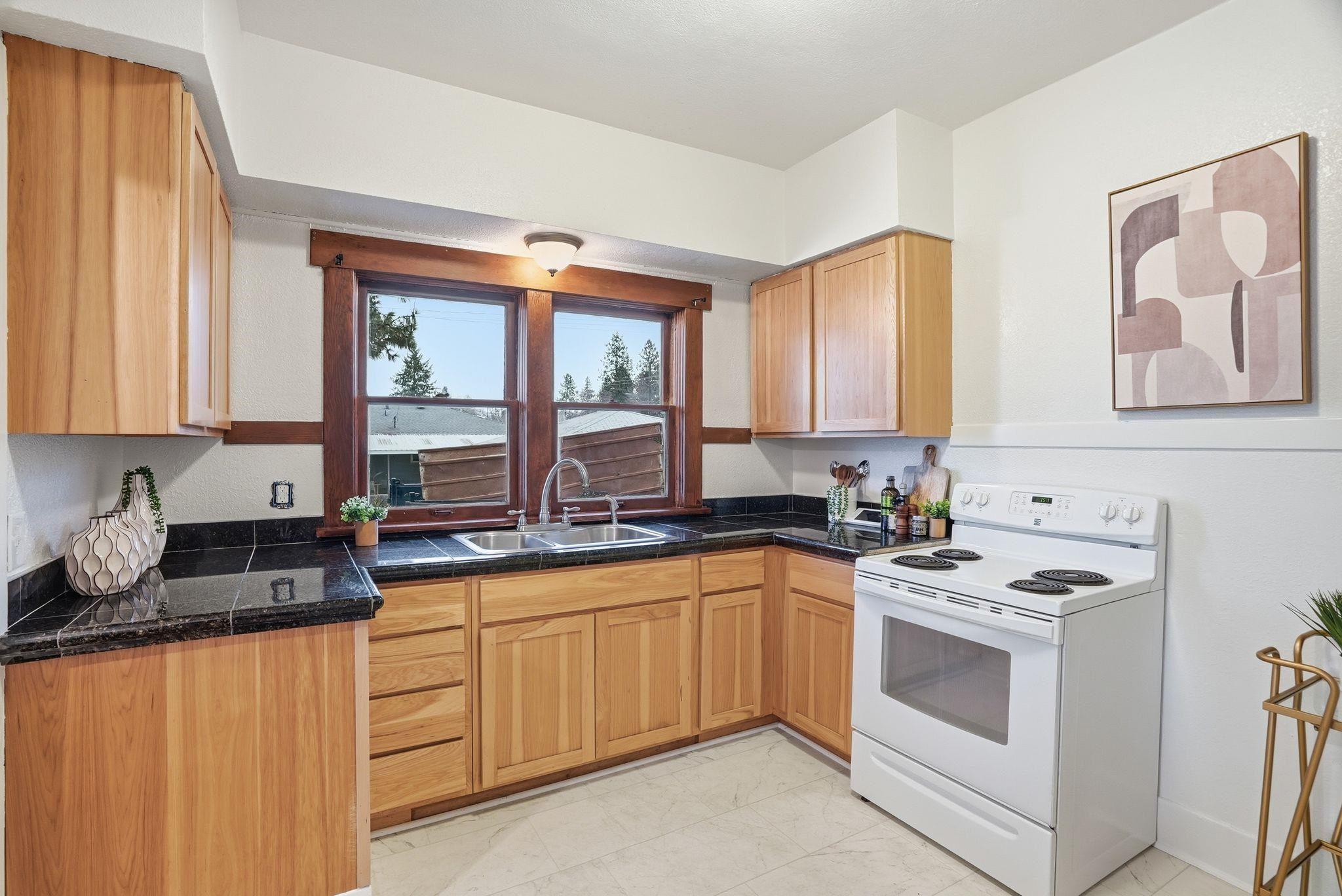 6104 North Stevens Street Spokane, WA 99205 - Photo 12 of 30