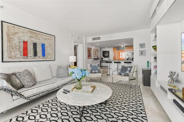 $5,800 | 6801 Collins Avenue, Unit 1112, Miami Beach, FL 33141