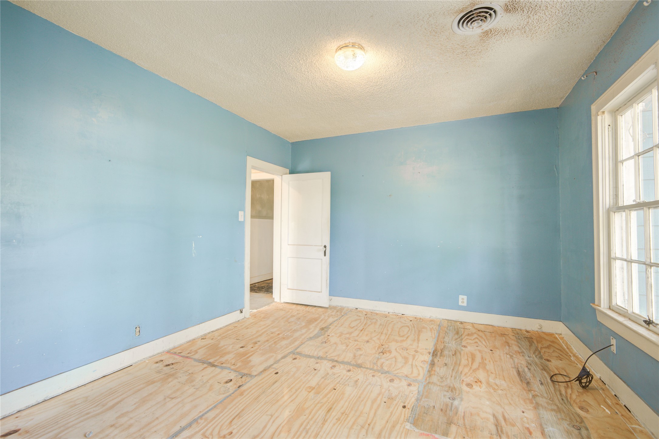 508 East 2nd Street Sweeny, TX 77480 - Photo 21 of 41 an empty room with windows