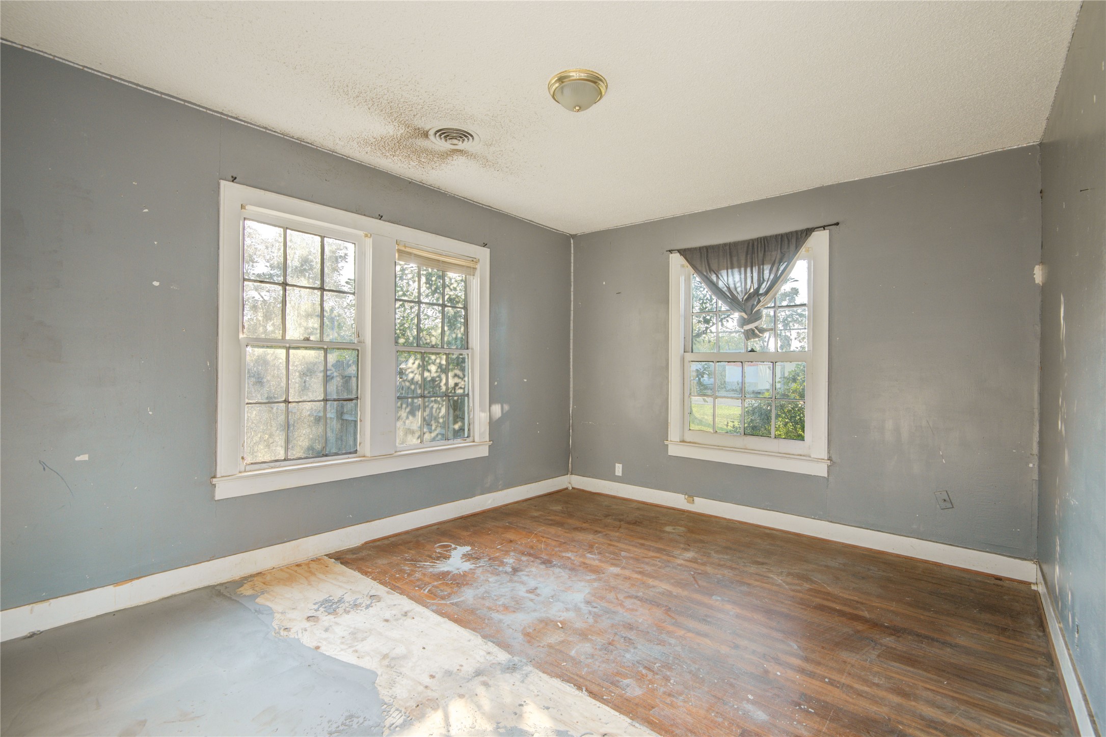 508 East 2nd Street Sweeny, TX 77480 - Photo 25 of 41 a view of an empty room with a window