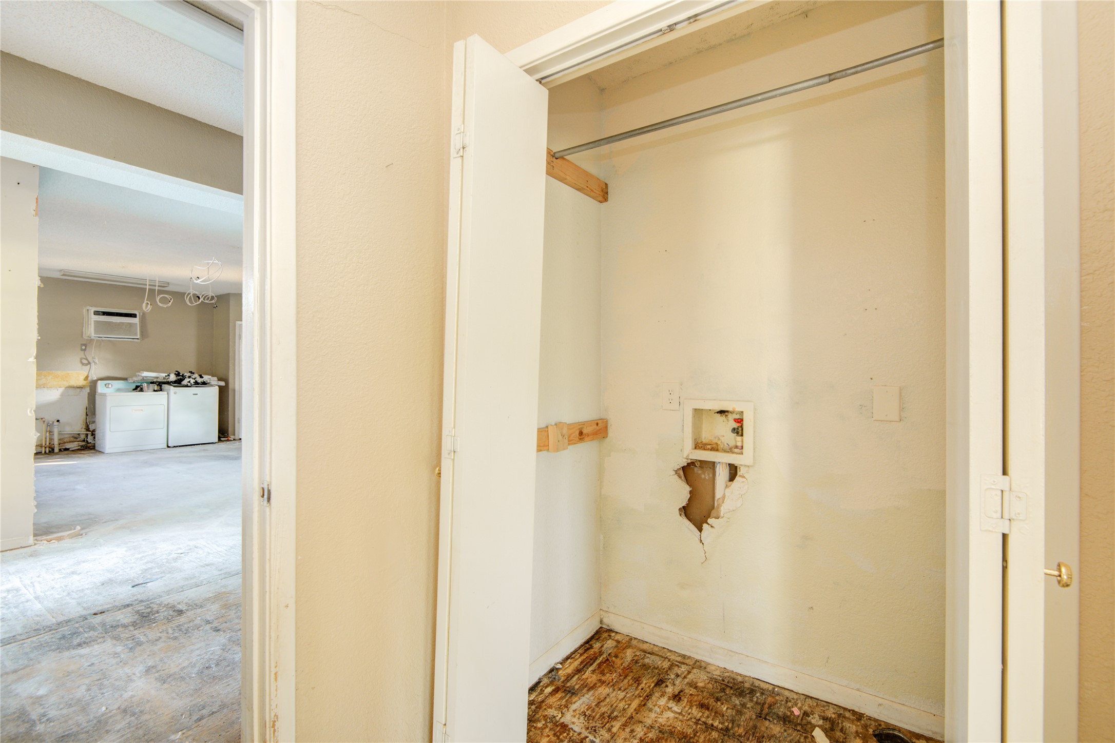 508 East 2nd Street Sweeny, TX 77480 - Photo 28 of 41 a bathroom with a shower