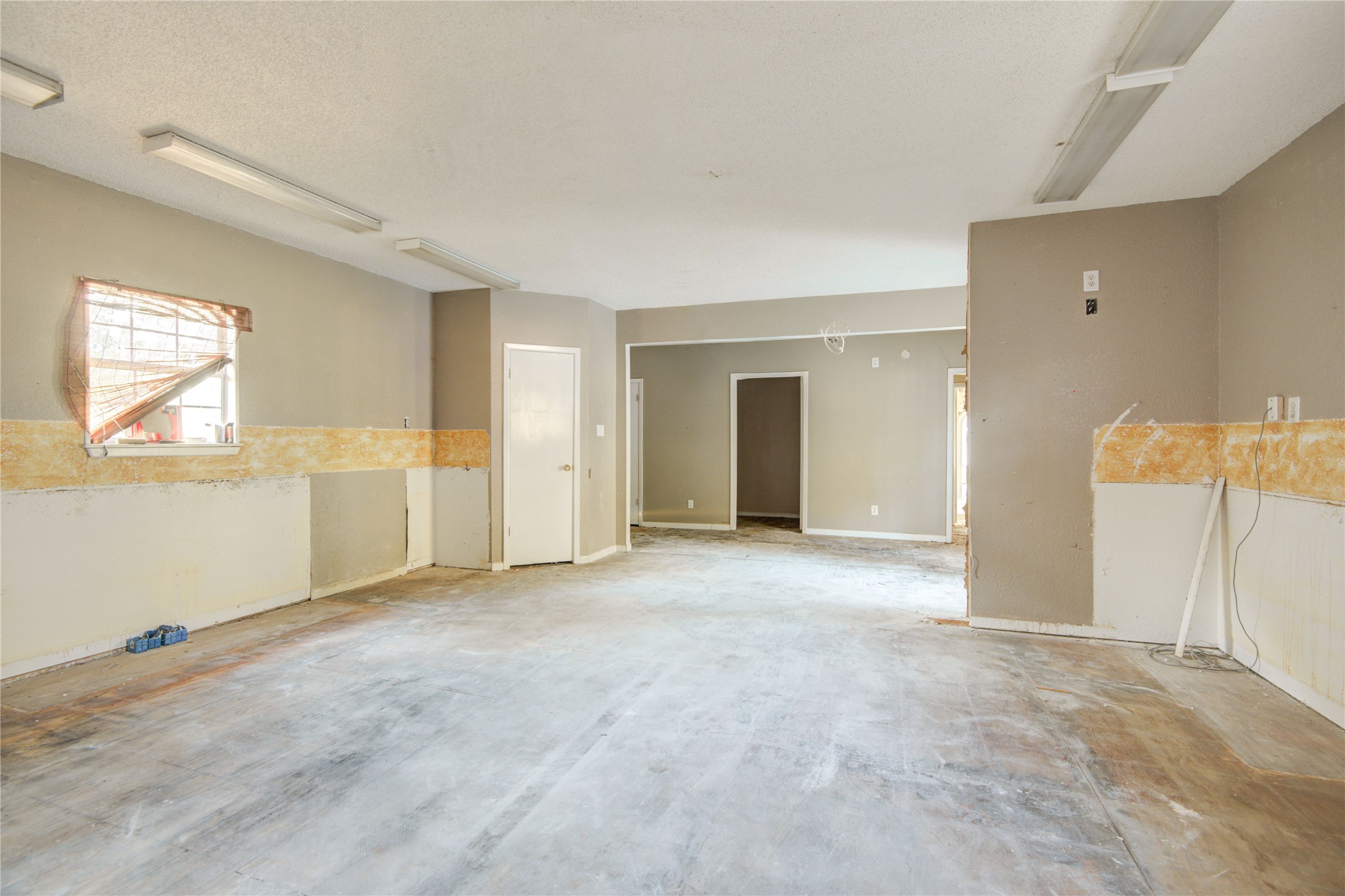 508 East 2nd Street Sweeny, TX 77480 - Photo 31 of 41 a view of an empty room with a window