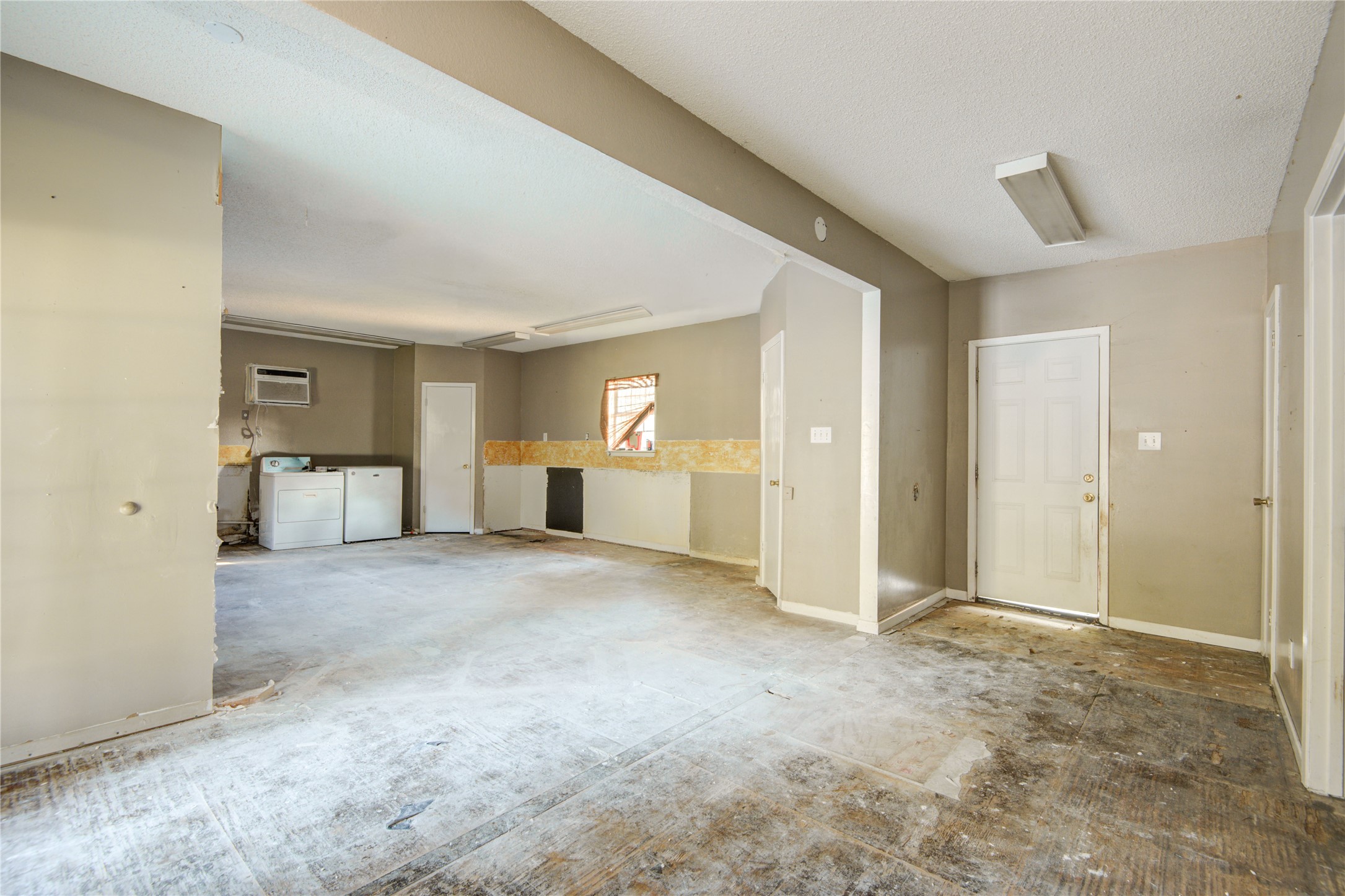 508 East 2nd Street Sweeny, TX 77480 - Photo 5 of 41 a view of a big room with closet and windows