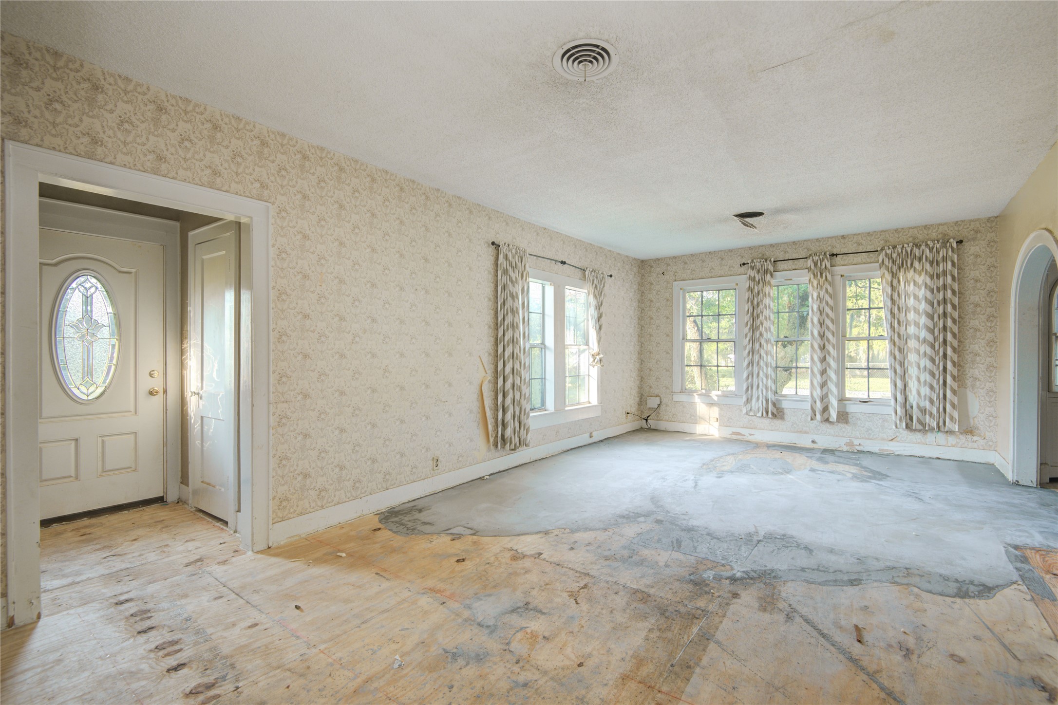 508 East 2nd Street Sweeny, TX 77480 - Photo 7 of 41 an empty room with windows and closet