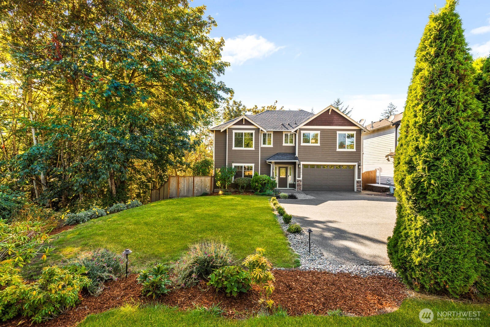 1701 Queen Court Northeast Renton, WA 98056 - Photo 2 of 23 Gallery Image 2
