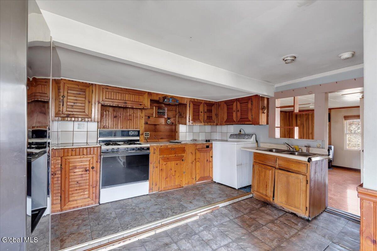 89 Morris Road Schenectady, NY 12304 - Photo 4 of 28 1-IMG_6649