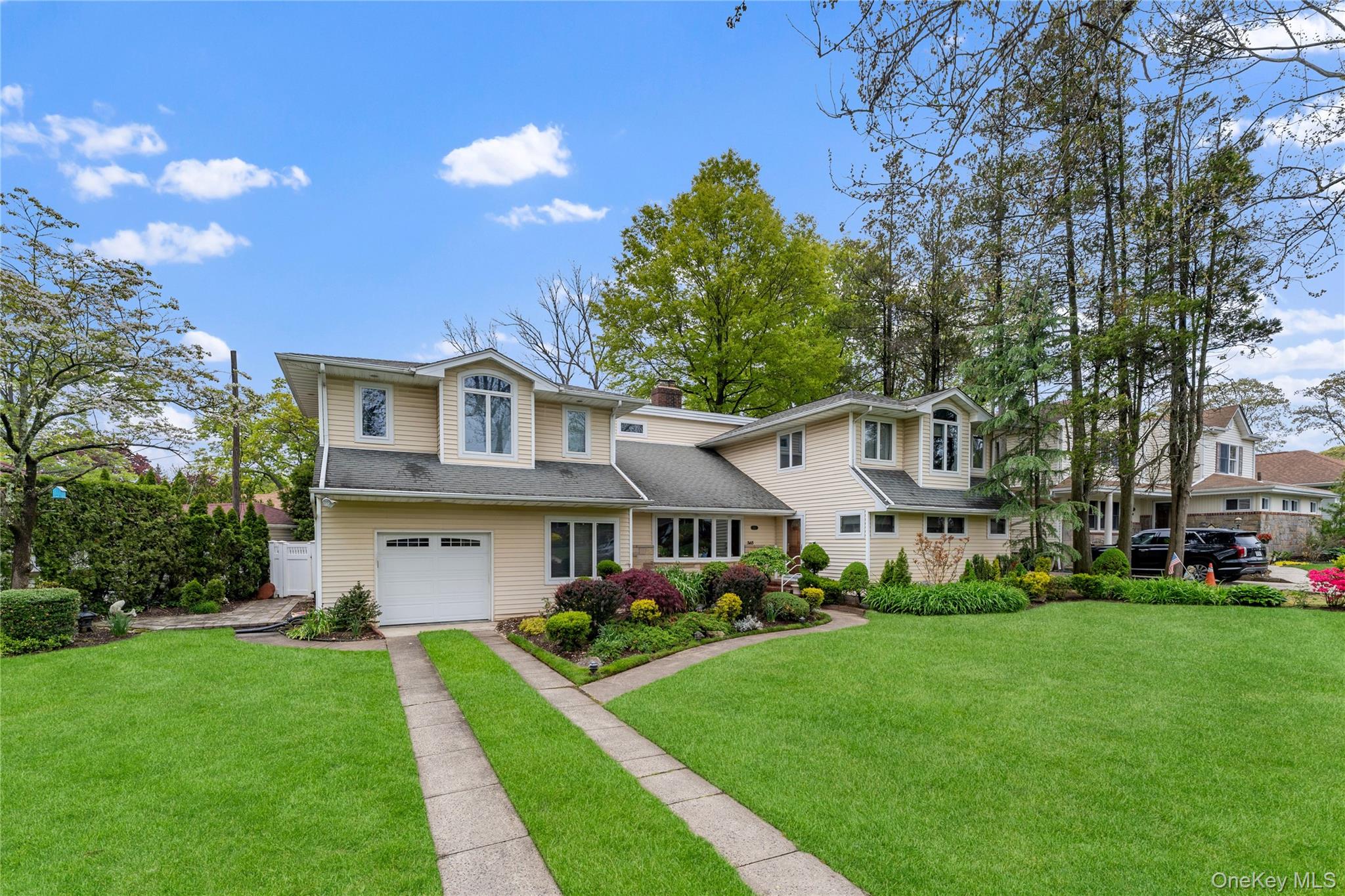 565 Mohawk Road West West Hempstead, NY 11552 - Photo 4 of 48