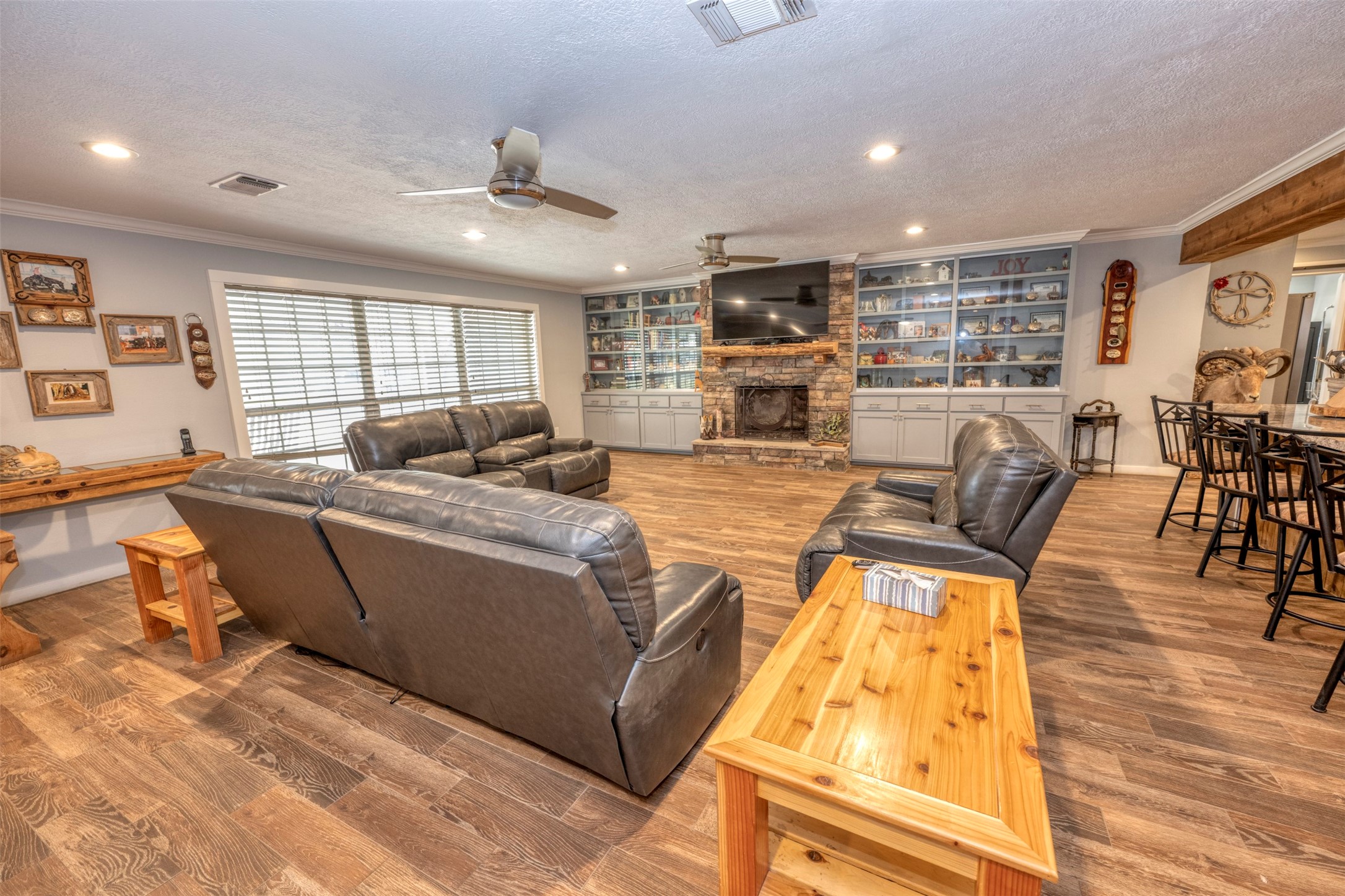 8775 Lone Star Road Washington, TX 77880 - Photo 9 of 44 a living room with furniture and a flat screen tv