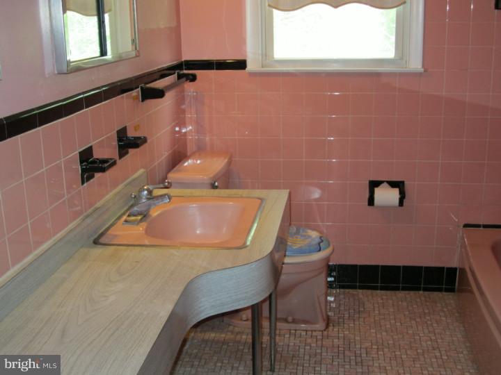 459 Beaver Road Southampton, PA 18966 - Photo 5 of 9 Bathroom