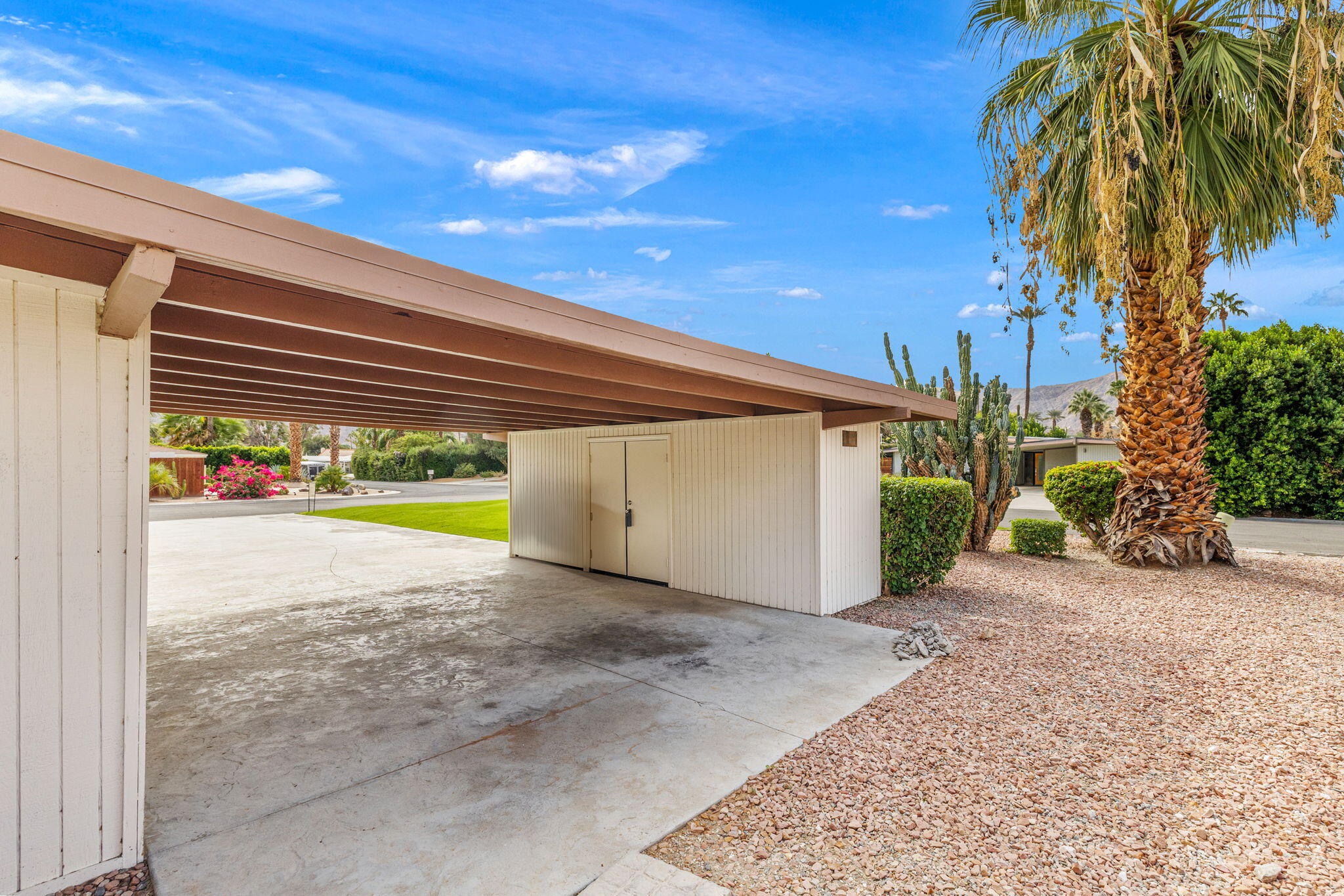 71996 Vista Del Rio Rancho Mirage, CA 92270 - Photo 32 of 39 a view of a swimming pool with a yard