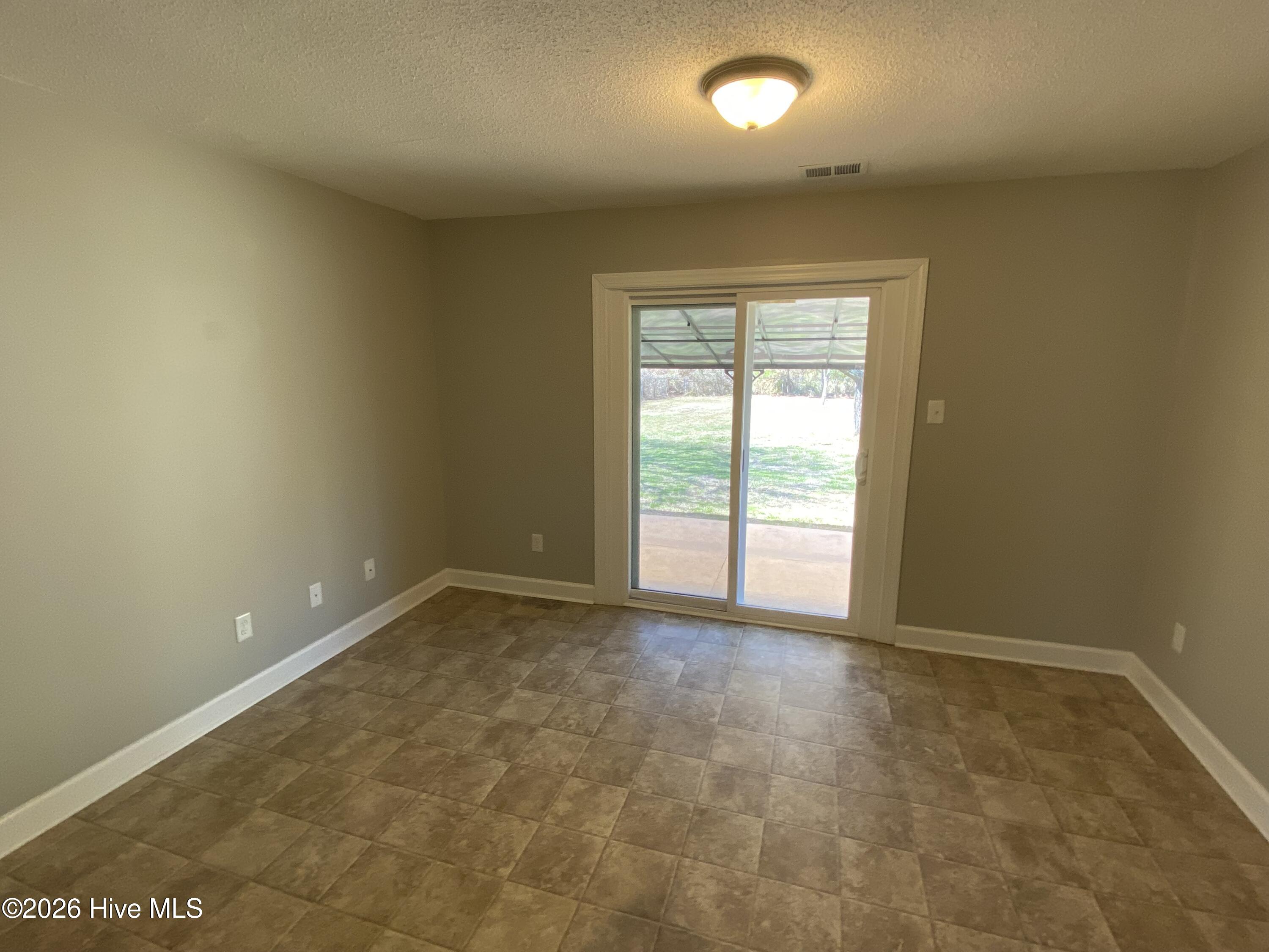 102 Colonial Street Beaufort, NC 28516 - Photo 4 of 12 IMG_4387