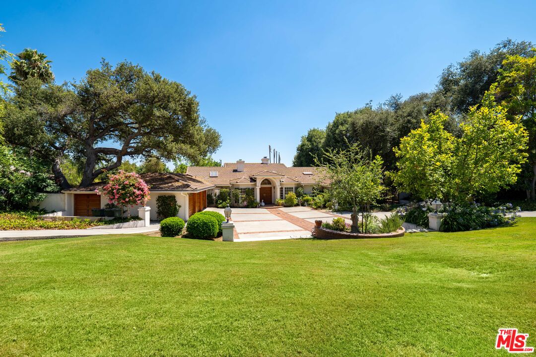 950 Hampton Road Arcadia, CA 91006 - Photo 2 of 33 a view of a garden with houses