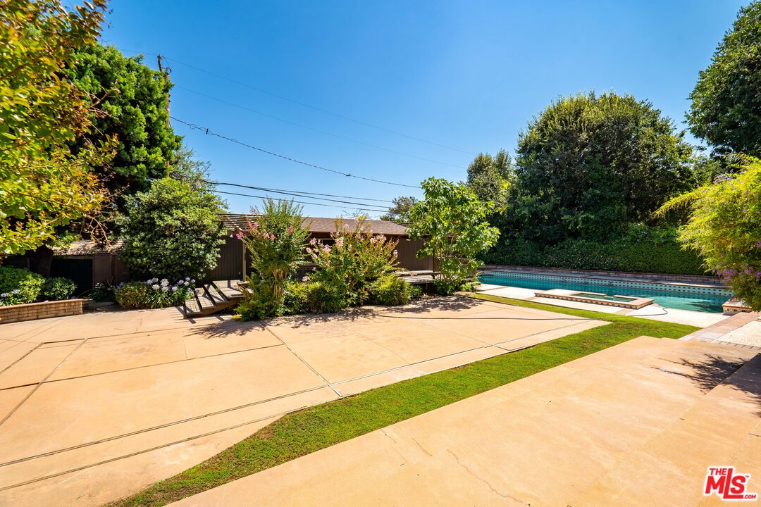 950 Hampton Road Arcadia, CA 91006 - Photo 26 of 33 a view of a basket ball ground