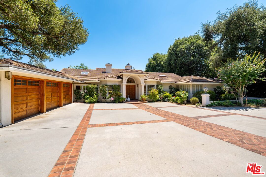 950 Hampton Road Arcadia, CA 91006 - Photo 30 of 33 a front view of a house with a yard