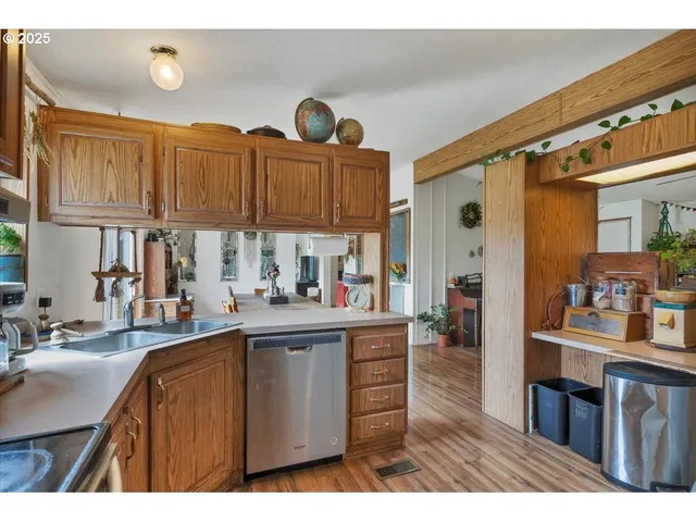 $700,000 | 36280 Airport Drive, Lebanon, OR 97355