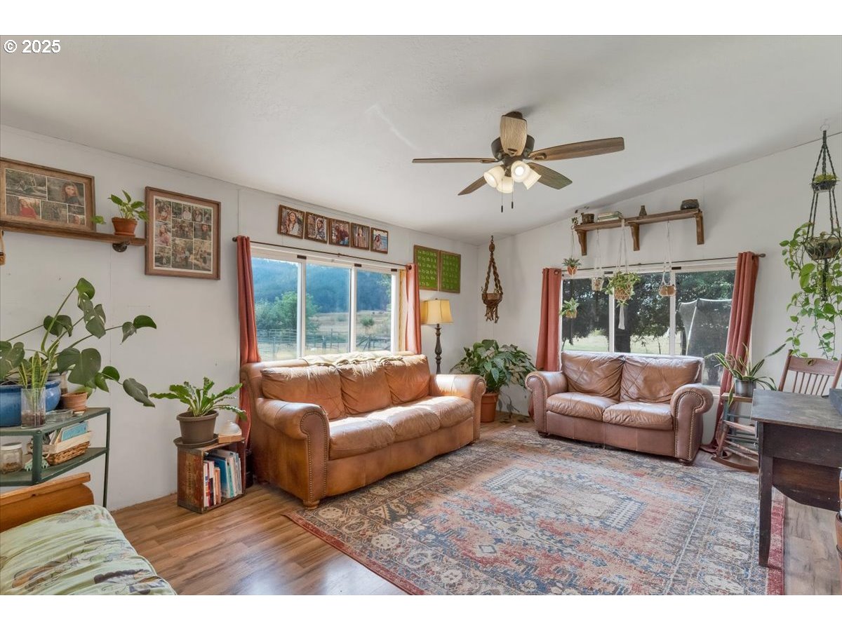 36280 Airport Drive Lebanon, OR 97355 - Photo 17 of 46