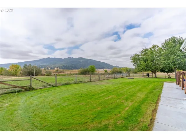 $700,000 | 36280 Airport Drive, Lebanon, OR 97355