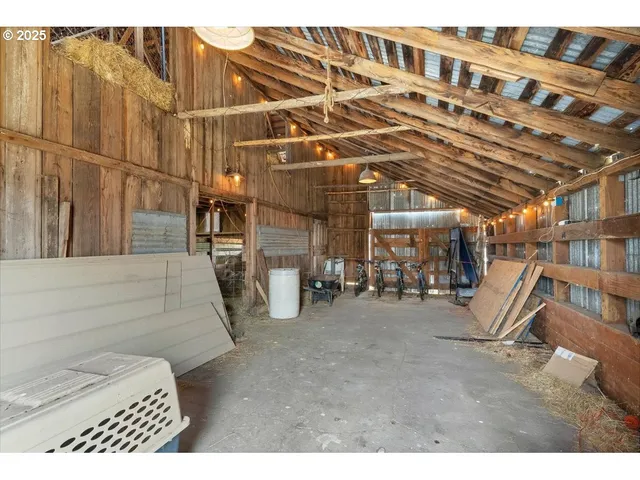 $700,000 | 36280 Airport Drive, Lebanon, OR 97355