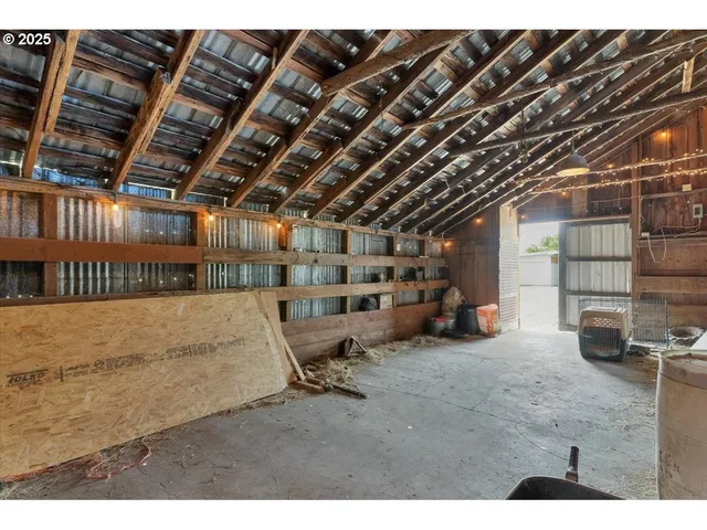 $700,000 | 36280 Airport Drive, Lebanon, OR 97355