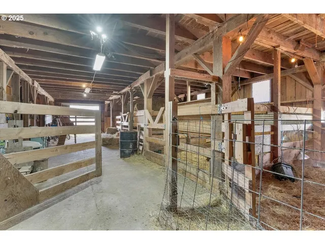 $700,000 | 36280 Airport Drive, Lebanon, OR 97355