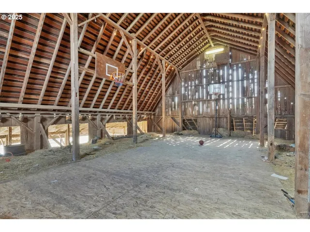 $700,000 | 36280 Airport Drive, Lebanon, OR 97355