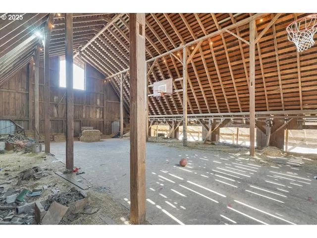 $700,000 | 36280 Airport Drive, Lebanon, OR 97355