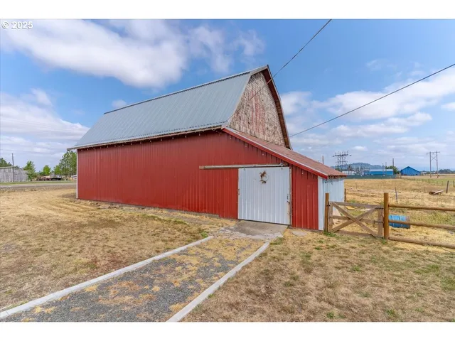$700,000 | 36280 Airport Drive, Lebanon, OR 97355